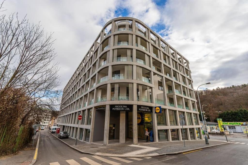 On-site Free Parking, 12 To Min Centre, Supermarket Apartment Prag