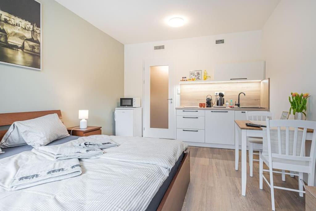 On-site Free Parking, 12 To Min Centre, Supermarket * Praha